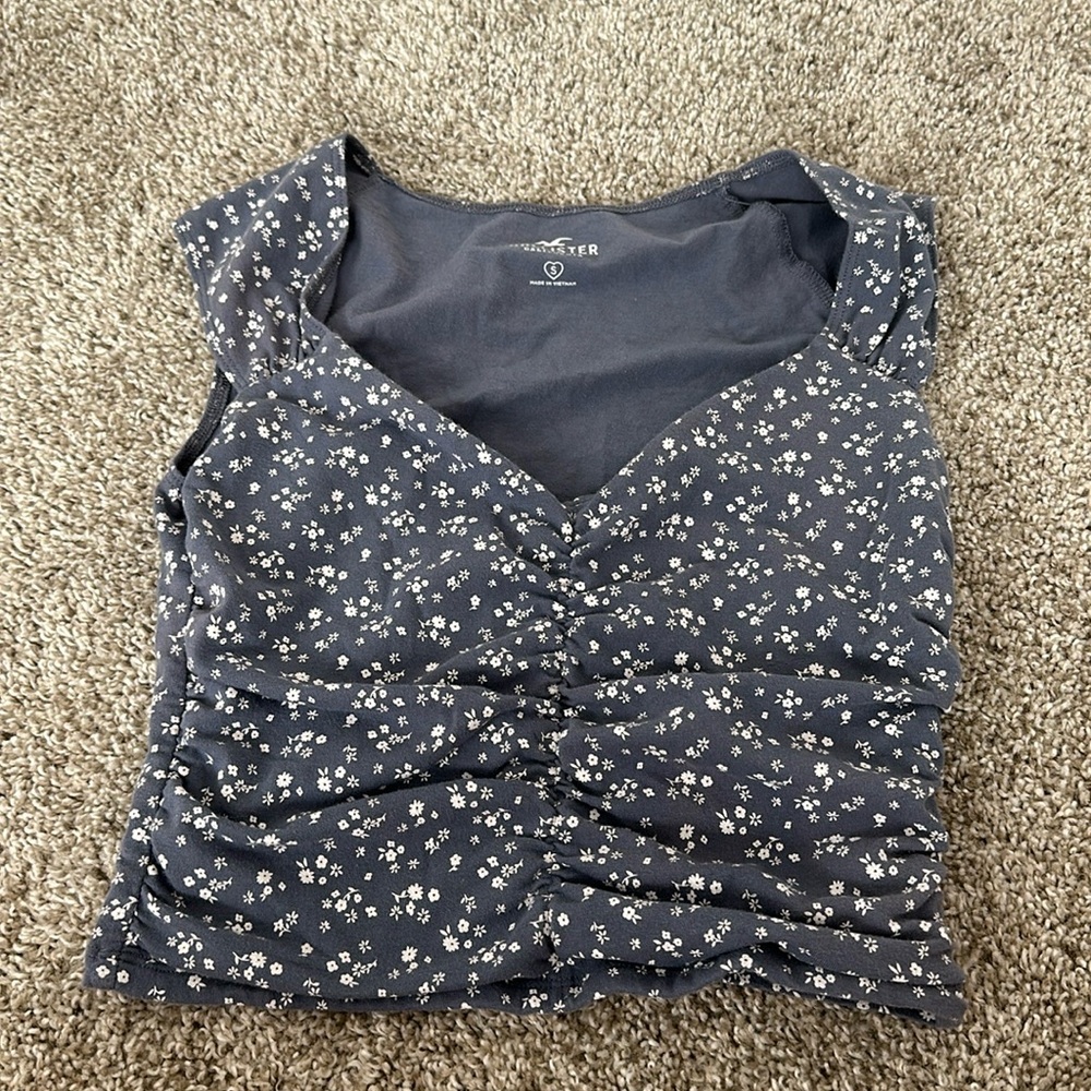 hollister blue stretchy crop top with flower print